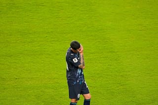 Paraguayo Miguel Almirón es suspendido un partido tras expulsión por cubrirse la boca