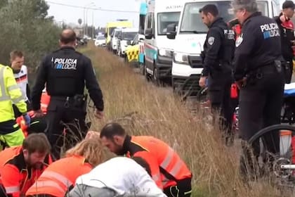 Paramédicos asisten a los ciclistas alemanes atropellados por un automovilista en Mallorca, el 27 de enero