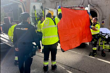 Paramédicos cubren la vista de una ambulancia estacionada en el lugar donde atienden al político español Alejandro Vidal-Quadras tras ser baleado, en Madrid, el jueves 9 de noviembre de 2023. (Servicio de Emergencias de Madrid vía AP)