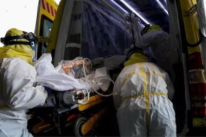 Paramédicos españoles trasladan a un paciente