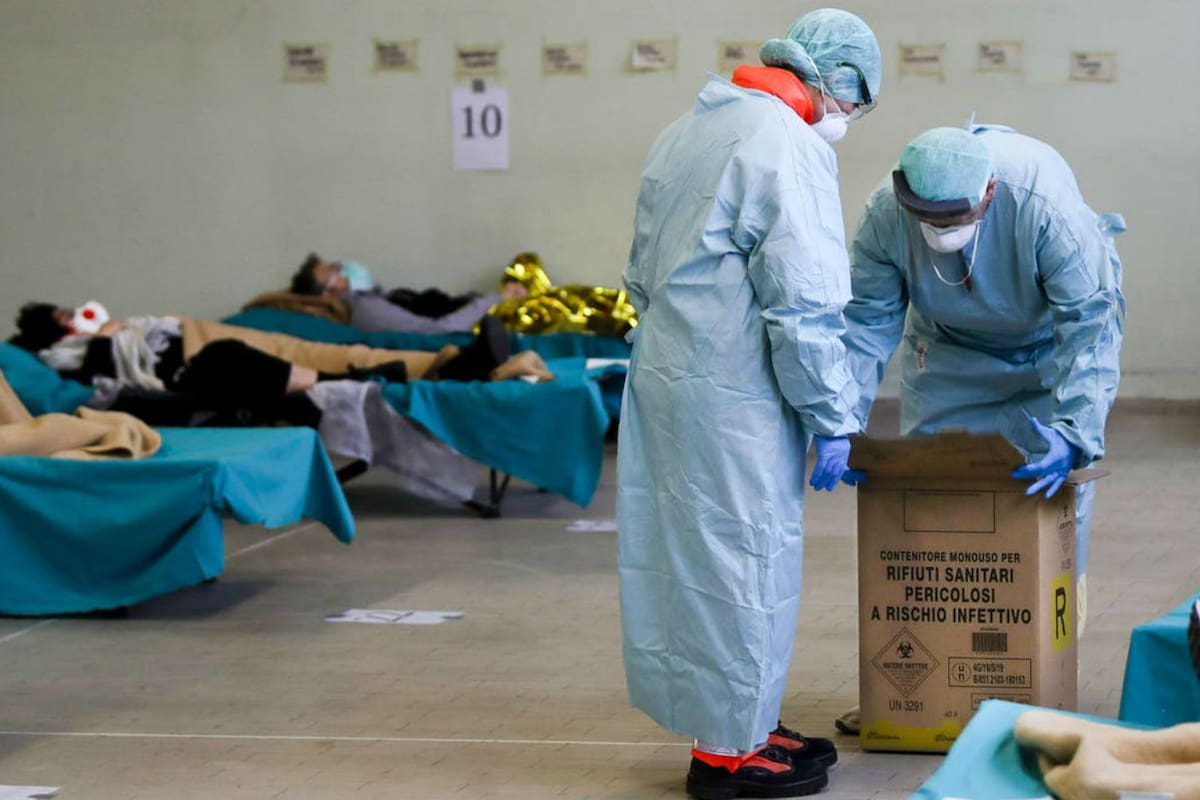 Paramédicos italianos manipulan productos sanitarios para tratar a pacientes portadores del coronavirus en la región de Lombardía
