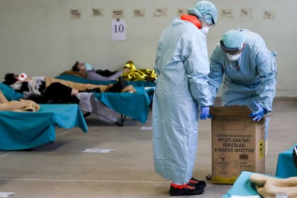 Paramédicos italianos manipulan productos sanitarios para tratar a pacientes portadores del coronavirus en la región de Lombardía
