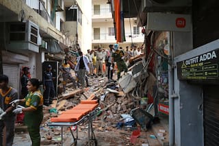 Edificio se desploma en Nueva Delhi; hay 1 muerto y varias personas atrapadas