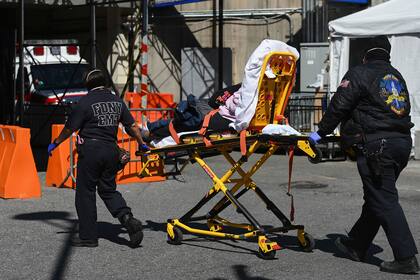 Paramédicos trasladan a un paciente a un hospital en Brooklyn