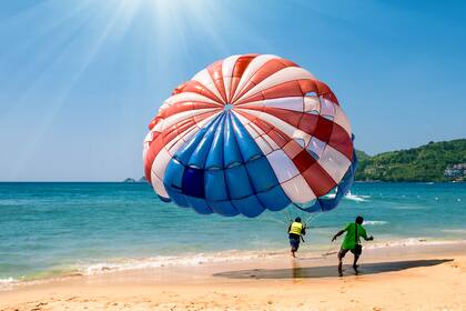 Parasailing, una de las actividades recreativas que pueden hacerse en la playa