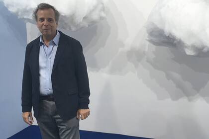 Diego Costa Peuser, director de Parc, con una instalación de Marcela Marcuzzi