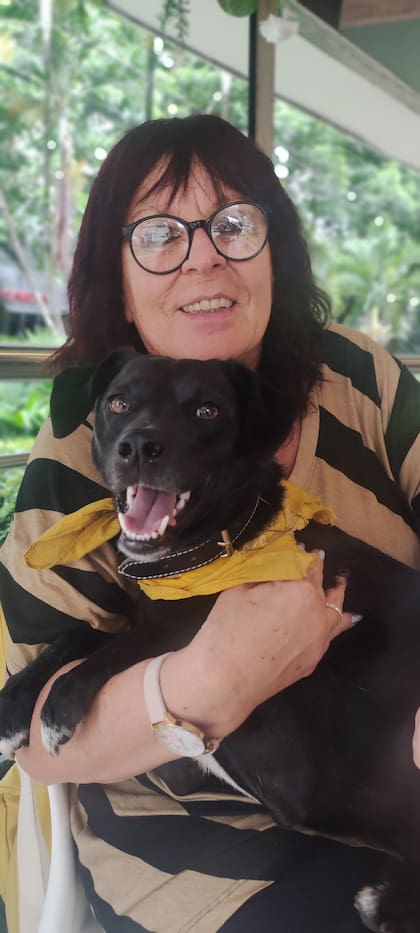 Parce feliz con su abuela y actual tutora.
