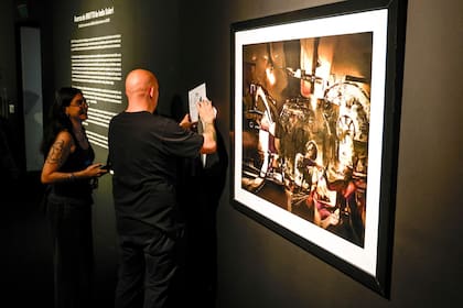 Parece el Indio, pero no lo es: el músico y artista no fue a la inauguración de su muestra