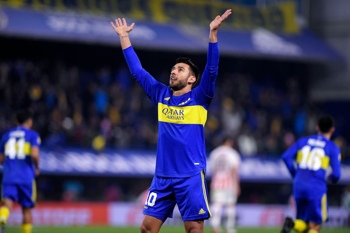 Parece hacer una plegaria por su permanencia en Boca, pero Eduardo Salvio saluda a la popular tras convertir el penal del 1-1 parcial contra Unión por la Liga Profesional de Fútbol.