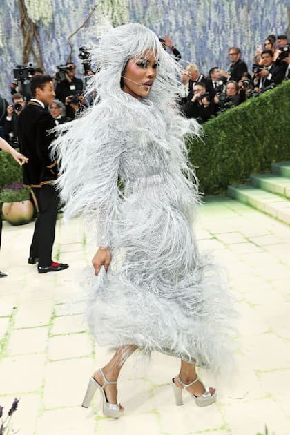 "Parece que se derrite con mis movimientos. Me gusta pensar en él como el "fantasma de un cuerpo": que aparece y desaparece mientras me muevo", dijo la artista Teyana Taylor sobre el diseño del colombiano Haider Ackermann, de la casa Tom Ford. Realizado íntegramente con flecos plateados, la propuesta logró su cometido: captó la atención de todos en la alfombra de la gala del Met, que este año no fue roja, sino que simulaba un antiguo camino de piedra con musgo, tal como eran los jardines renacentistas del norte de Italia