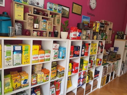 Parece un supermercado argentino, pero se trata de Tomá Mate Slovenija, uno de los emprendimientos de Milena.