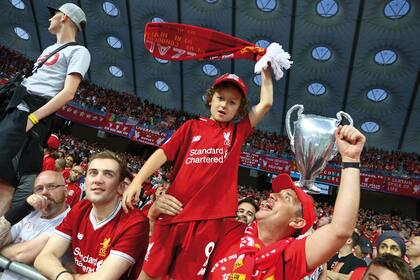 Parece una canción de templos góticos entonada en las catedrales modernas: los estadios.