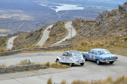 Parece una competencia a fondo entre un "Pato Feo" y un "Toro", pero el Citroën 3 CV de 1978 de Alejandro y Nelson Concha sobrepasa al Torino de Manuel Campa mientras este piloto maniobra lentamente en reversa, para acomodar a su voluminoso auto en una curva tan cerrada.