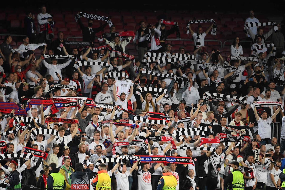 Parece una postal de Frankfurt, pero es el Camp Nou; ahora investigan cómo se vendieron las entradas a los simpatizantes alemanes