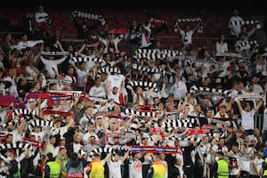 Parece una postal de Frankfurt, pero es el Camp Nou; ahora investigan cómo se vendieron las entradas a los simpatizantes alemanes
