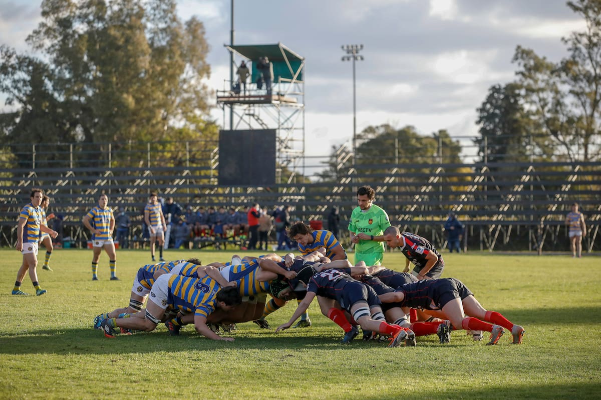 Parece una práctica de scrum con camisetas oficiales, pero es un Hindú vs. Buenos Aires del Top 12 de la URBA: así se jugó la primera fecha, sin público.