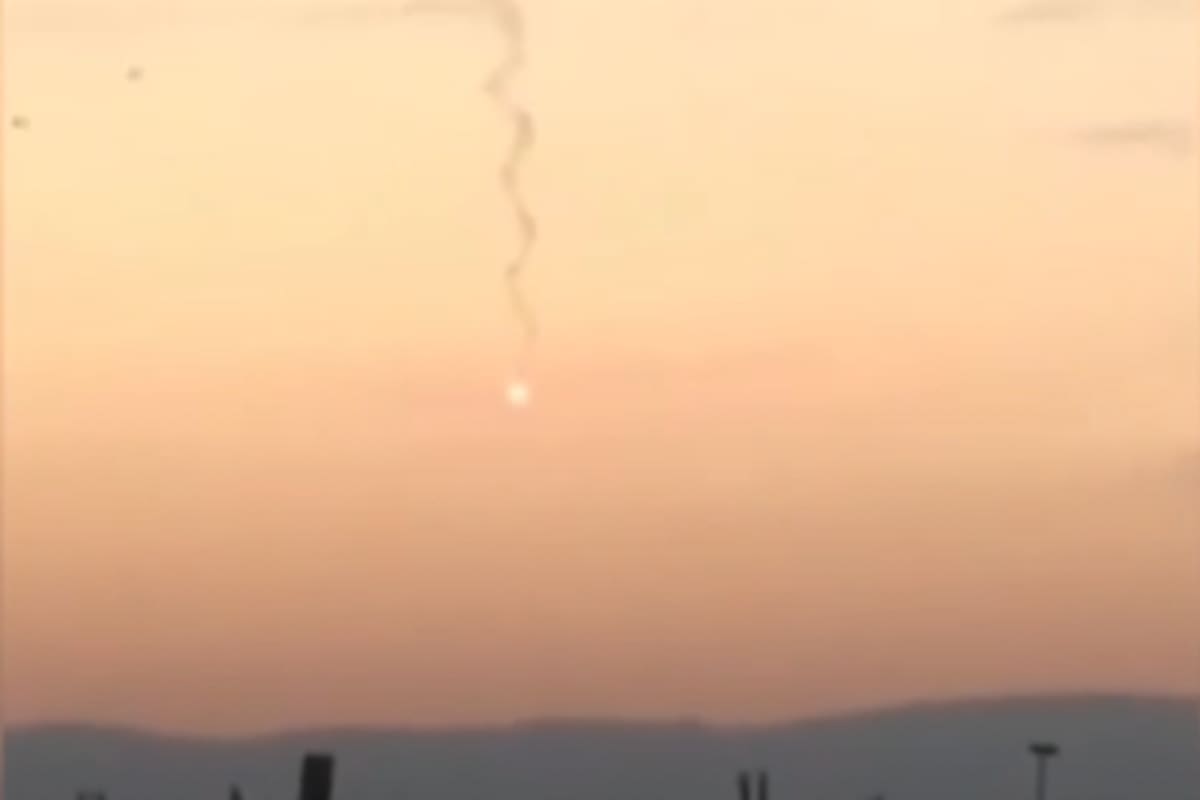 Parecía un meteorito pero su trayectoria espiralada descartó la idea. Los vecinos de la ciudad captaron las imágenes