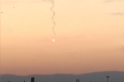 Parecía un meteorito pero su trayectoria espiralada descartó la idea. Los vecinos de la ciudad captaron las imágenes