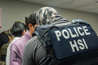 Parecían migrantes legales con números del Seguro Social, pero el ICE descubrió que habían robado la identidad de ciudadanos estadounidenses