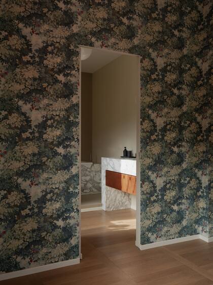 Pared revestida con papel pintado ‘Colony’ (Wallpaper Marly)
