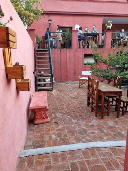 Paredes color rosa viejo y mucha calidez en Checa, la cafetería del Arboretum Lussich.