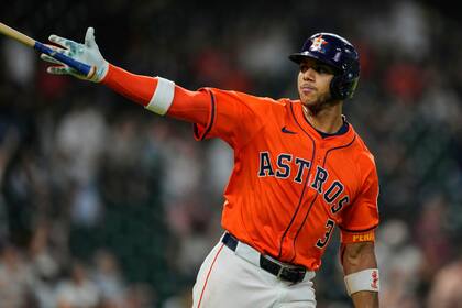 Paredes conecta jonrón en la novena y Astros vencen 2-1 a Reales