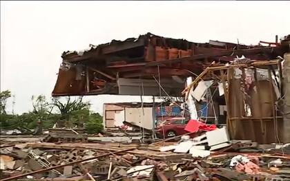 Paredes de ladrillos y techos salieron volando durante el tornado