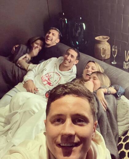 Paredes, Di María y Herrera, divertidos con sus parejas