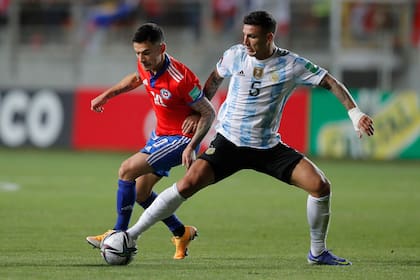 Paredes disputa la pelota con Aranguiz, en el partido de eliminatorias ante Chile, en enero último