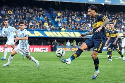 Paredes en acción ante Racing