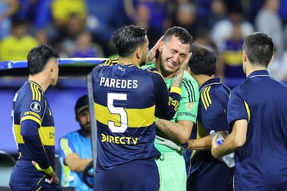 Paredes intenta consolar a Marchesin, consciente de que había sufrido una grave lesión ante Barcelona de Guayaquil