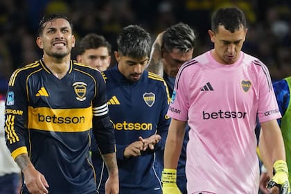 Paredes luce el escudo que Boca utiliza desde hace un año en su camiseta; Marchesin, el oficial del club; detrás, en la campera de Alarcón hay otro diseño, con el contorno blanco