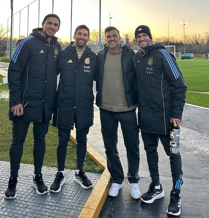 Paredes, Messi, Cubero y De Paul (Foto: Instagram @fabiancuberooficial)