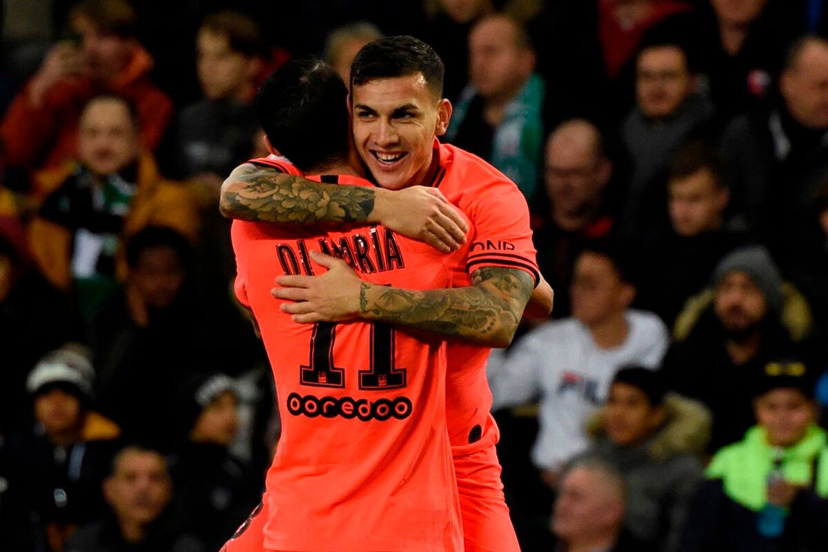 Paredes se abraza con Di María, tras anotar su gol