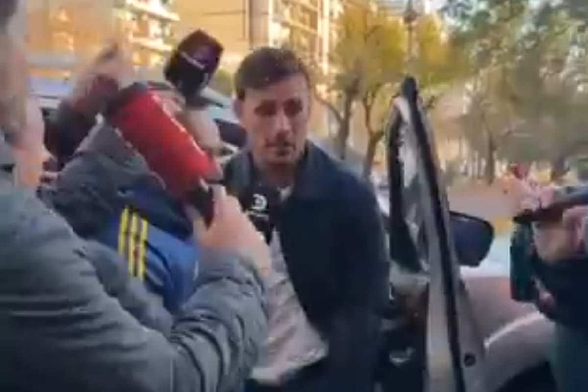 Paredes, sorprendido por la cantidad de hinchas y periodistas que lo esperaban en la puerta de la clínica donde se hizo la revisión médica