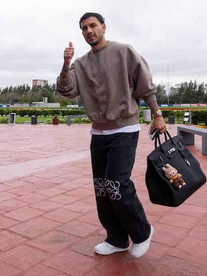 Paredes y la Labubu: el particular look del jugador de Boca