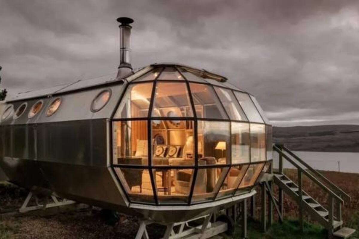 Pareja construye una “nave espacial” en 10 días y ganan más de 6 mil dólares al mes alquilándola en Airbnb