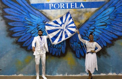 Pareja de Mestre Sala y Porta Bandeira de Portela en la Cidade do Samba.