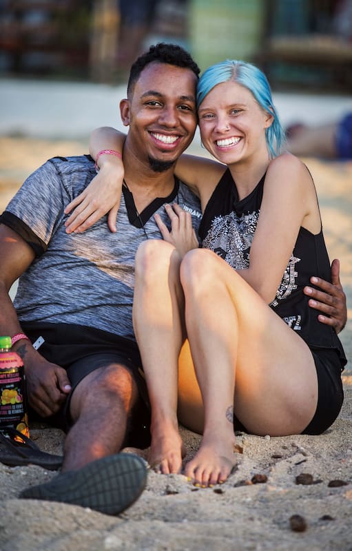 Pareja feliz en la playa de Sayulita.
