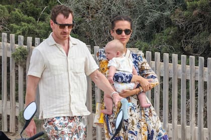 Pareja misteriosa: Alicia Vikander y Michael Fassbender reaparecen en Ibiza junto a su pequeño hijo