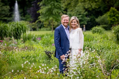 Pareja Real. Guillermo Alejandro se decantó por un traje azul, mientras que Máxima apostó por un look total white de Natan, su firma de cabecera, y sandalias artesanales K.Jacques.