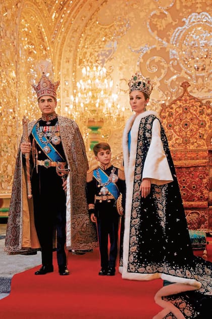 Pareja real. La corona imperial del Sha tiene 3380 piedras preciosas y la de ella, diseñada por Van Cleef & Arpels, es de platino y está cuajada de diamantes y piedras preciosas. Los acompaña su hijo mayor, Reza.