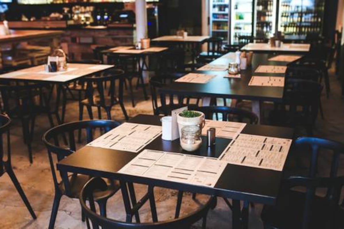 Pareja se va de restaurante sin pagar la cuenta y los dueños recuperan el dinero de forma original