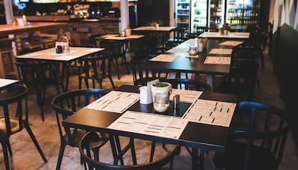 Pareja se va de restaurante sin pagar la cuenta y los dueños recuperan el dinero de forma original