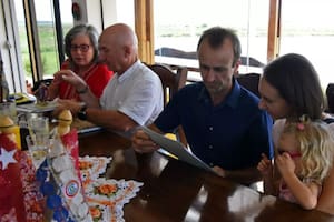 Parejas de alemanes firman contratos para vivir en “El Paraiso Verde” en Caazapá, Paraguay, el 14 de febrero de 2022