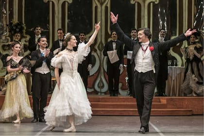Parente con Marianela Nuñez, su amor en la vida y en el escenario, para esta función de despedida; detrás, una pareja de la nueva generación, con gran desempeño en la función: Camila Bocca y Maximiliano Iglesias