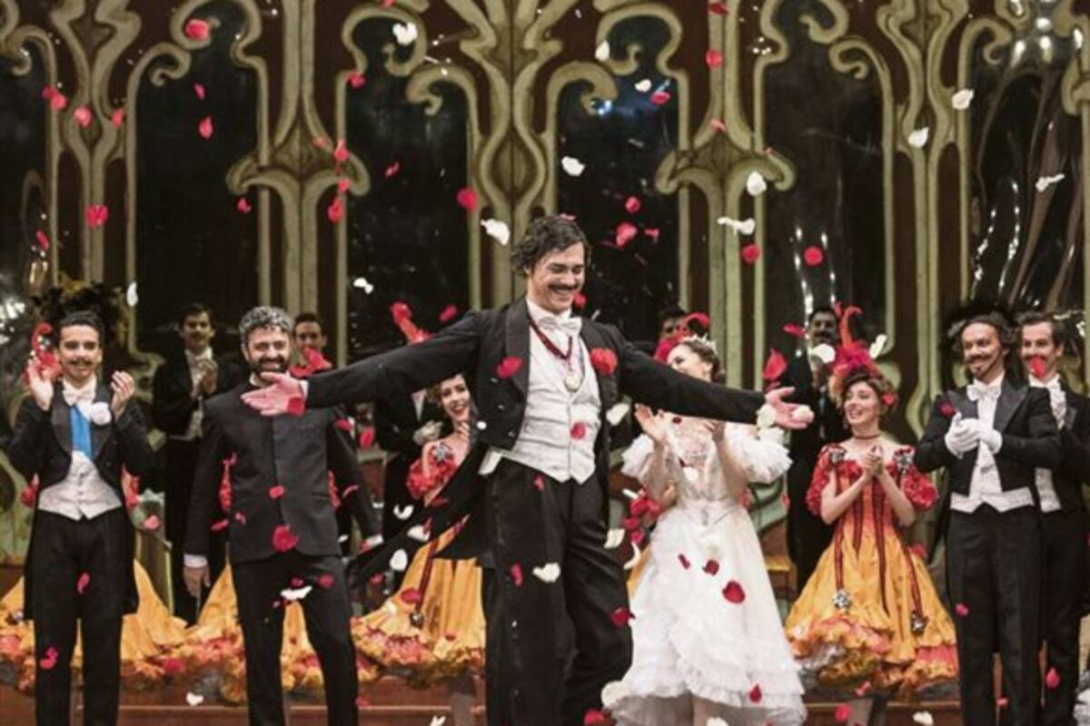 Parente, lluvia de pétalos en la última función