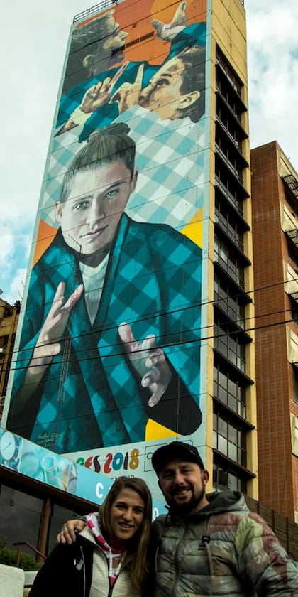 Pareto, Ron, y el mural que tiene una dimensión de 50 metros de alto por 12 de ancho