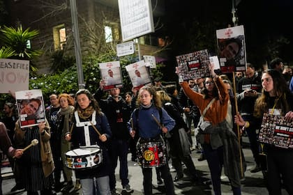 Parientes y partidarios de los rehenes israelíes retenidos en la Franja de Gaza por el grupo armado Hamás asisten a una protesta para pedir su liberación ante la residencia del primer ministro, Benjamin Netanyahu, en Jerusalén, el domingo 21 de enero de 2024.