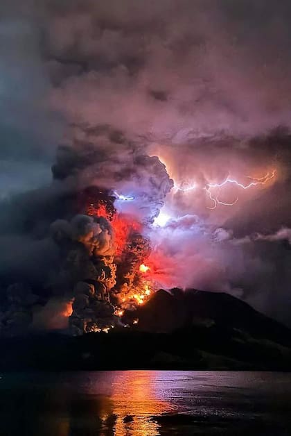 El Monte Ruang tuvo varias erupciones que ofrecieron imágenes impresionantes.